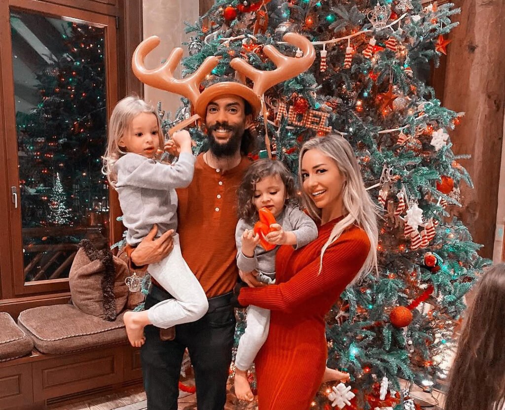 Indigo Naess and Leif Naess with their parents Ross Naess and Kimberly Ryan